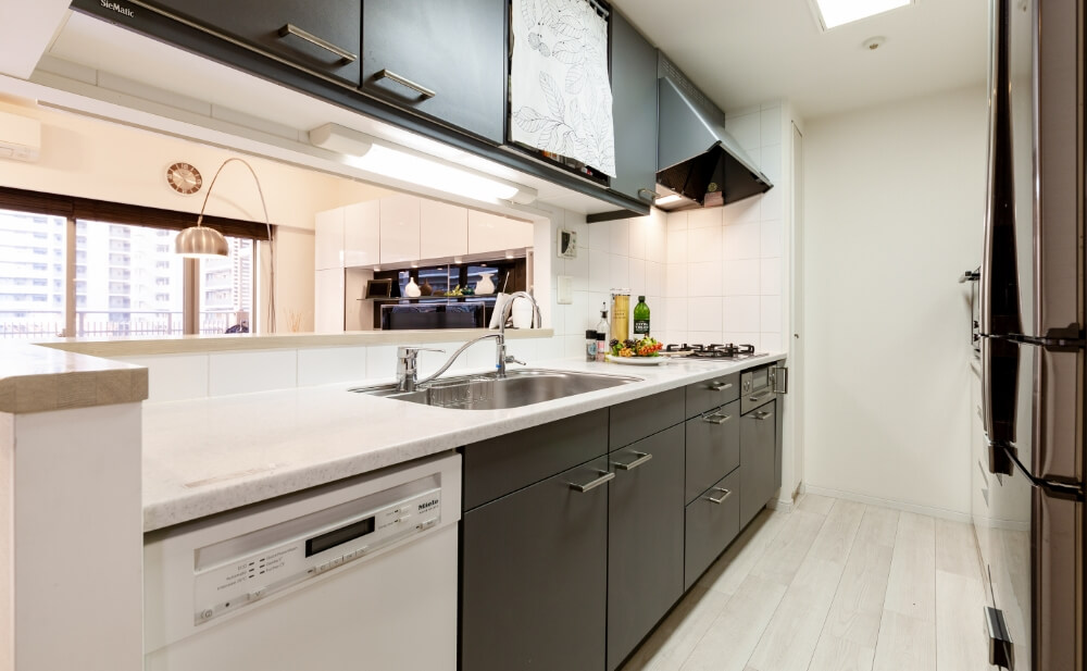 導入事例：清潔感あふれるシンプルモダンなキッチンに生まれ変わった事例