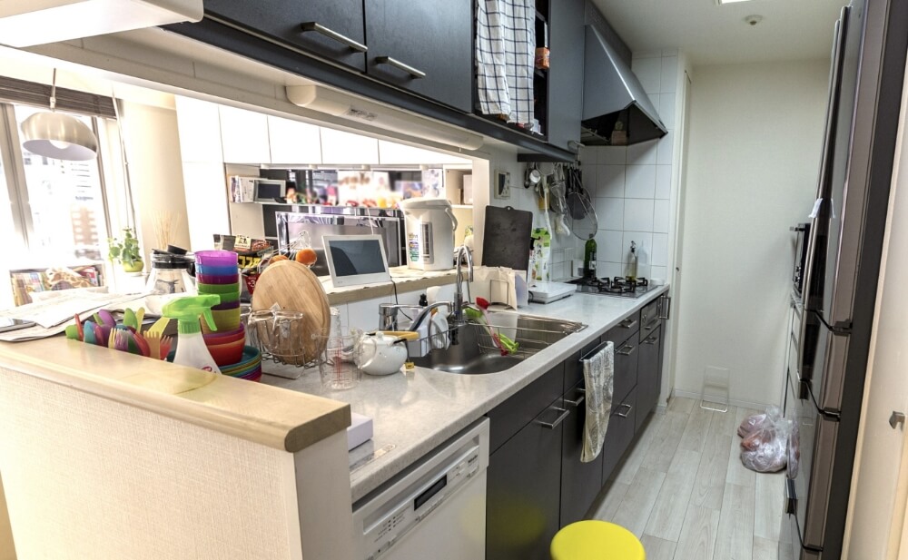 「導入事例：雑然としたキッチンの様子