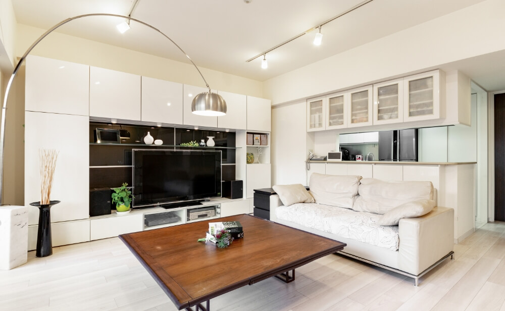 導入事例：すっきりと魅力的に変身したモダンなリビングルーム