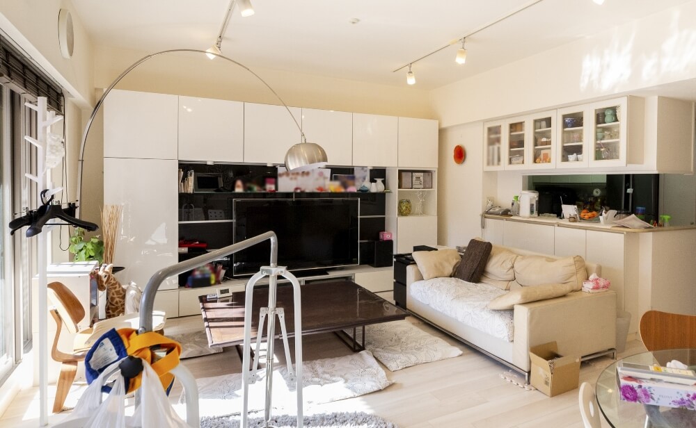 導入事例：散らかった状態のリビングルーム