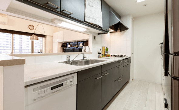 整理収納後の清潔で魅力的なキッチン、ホームステージングや片付けサービスのアフター事例