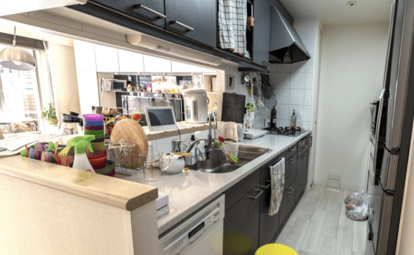 散らかったキッチンの片付け前の様子を示す画像、整理収納サービスやホームステージングのビフォー事例」
